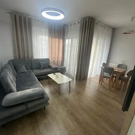 Entire 2 Bedroom, 1 Living Room, 2 Bathrooms At Liqeni Artificial, Διαμέρισμα Τίρανα