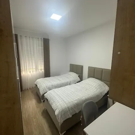 Entire 2 Bedroom, 1 Living Room, 2 Bathrooms At Liqeni Artificial, Διαμέρισμα Τίρανα